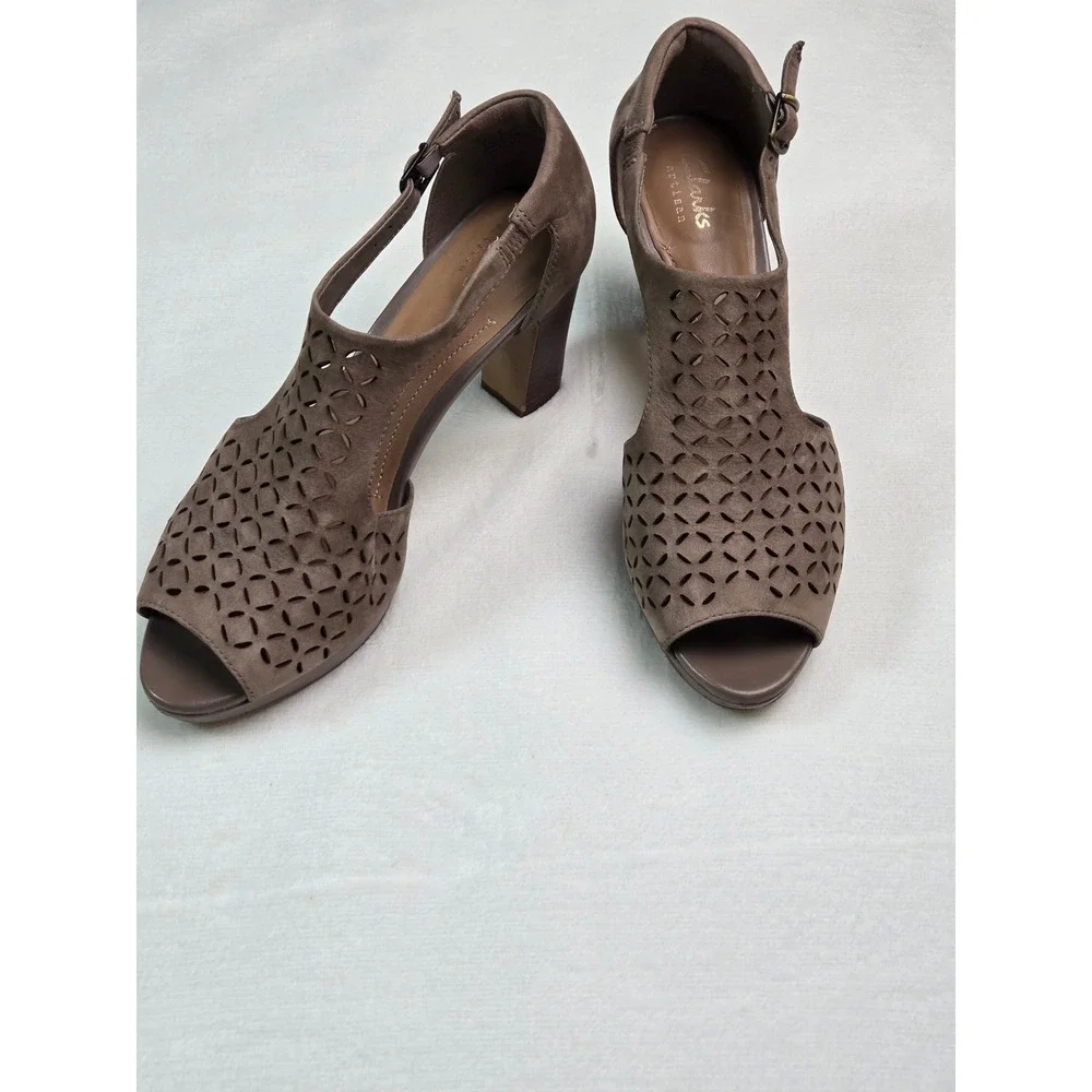 Clarks Artisan Taupe Suede Laser Cut Platform Block Heel Sandals Peep Toe 8 M