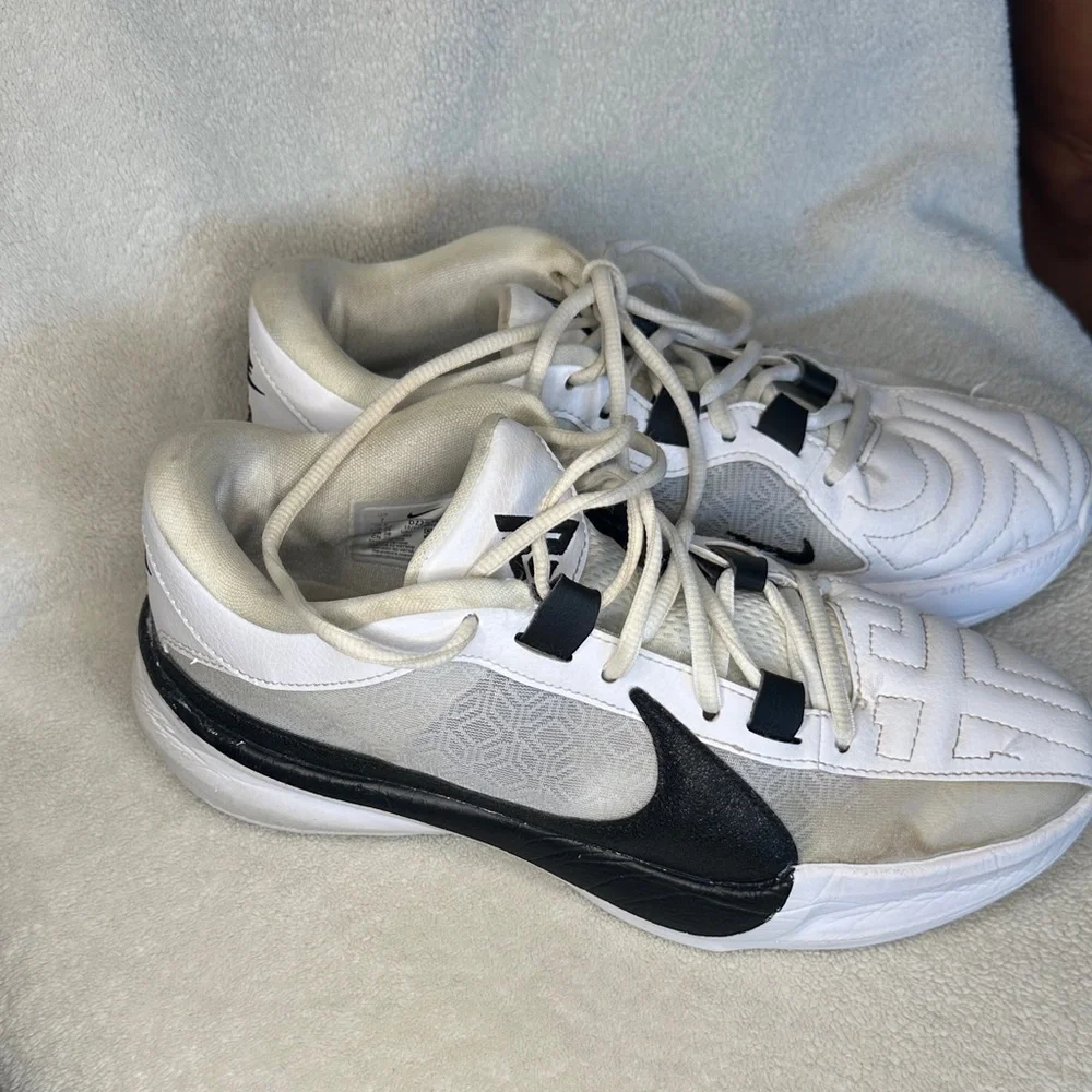 Nike sneakers modern black