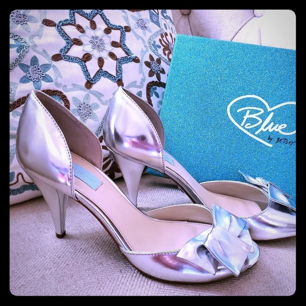 NWT, POLISHED SILVER BETSEY JOHNSON LEATHER SHOES. Size 8.5 approx 3 inch heels