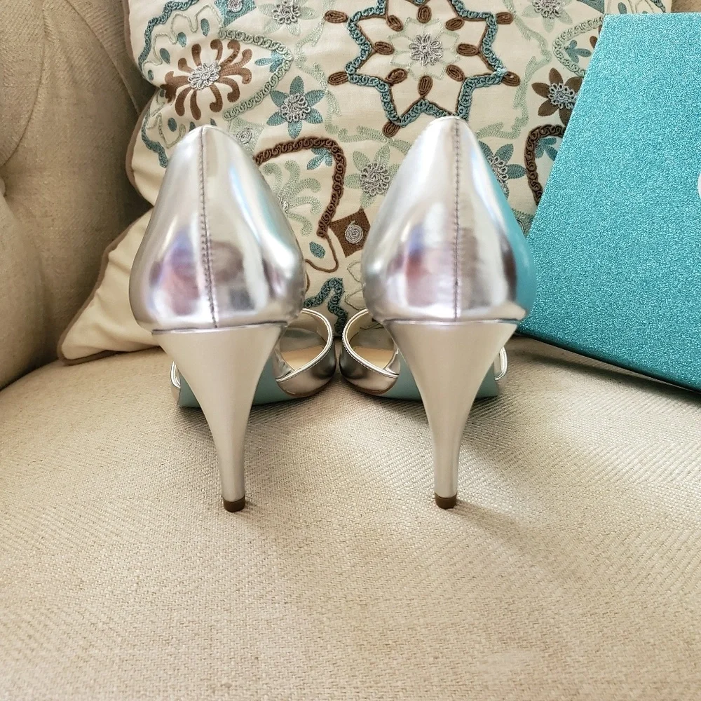 NWT, POLISHED SILVER BETSEY JOHNSON LEATHER SHOES. Size 8.5 approx 3 inch heels
