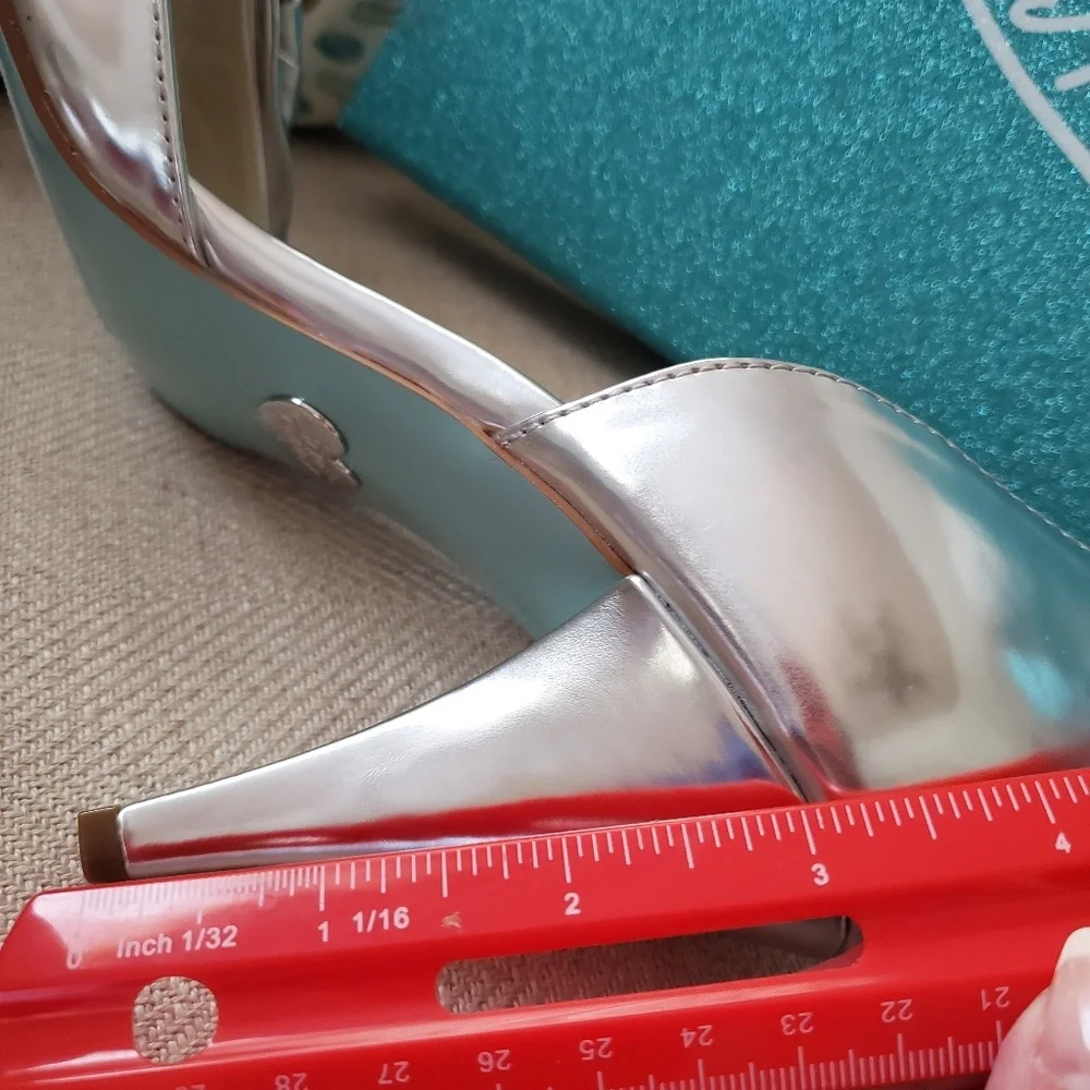 NWT, POLISHED SILVER BETSEY JOHNSON LEATHER SHOES. Size 8.5 approx 3 inch heels