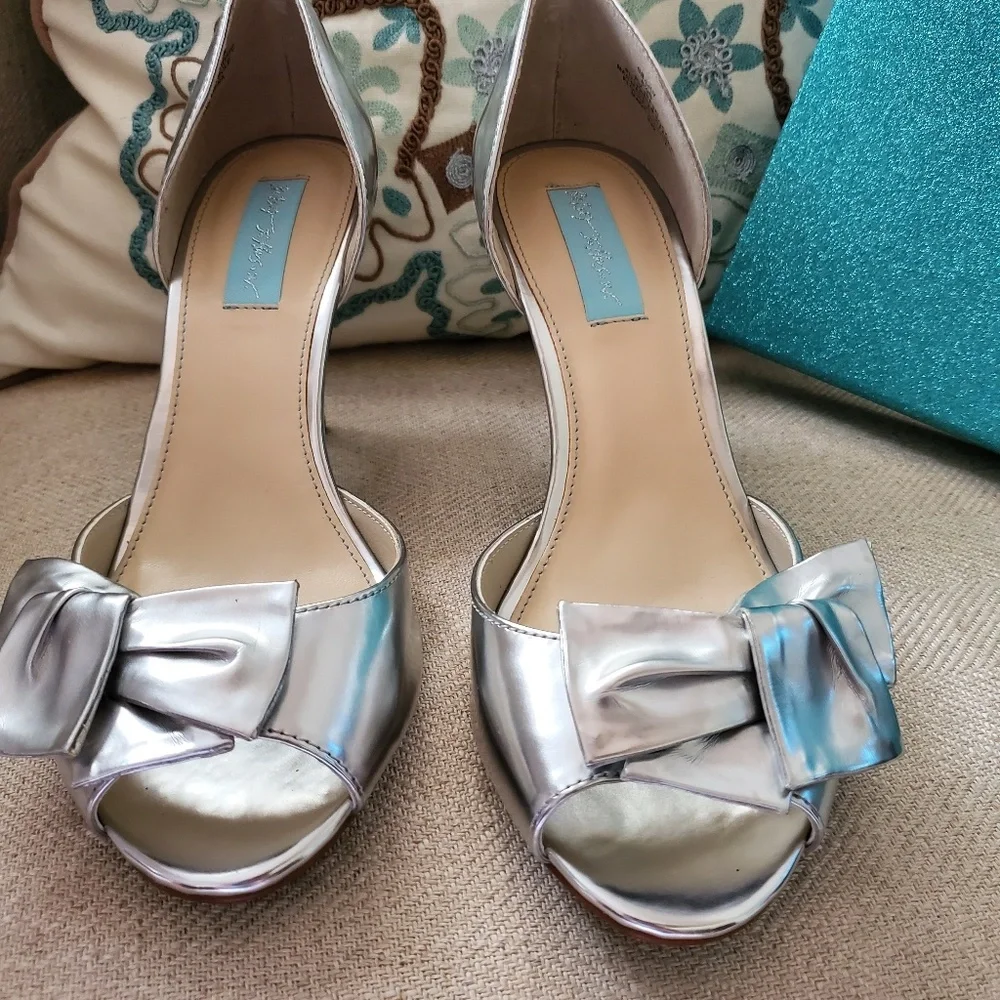 NWT, POLISHED SILVER BETSEY JOHNSON LEATHER SHOES. Size 8.5 approx 3 inch heels