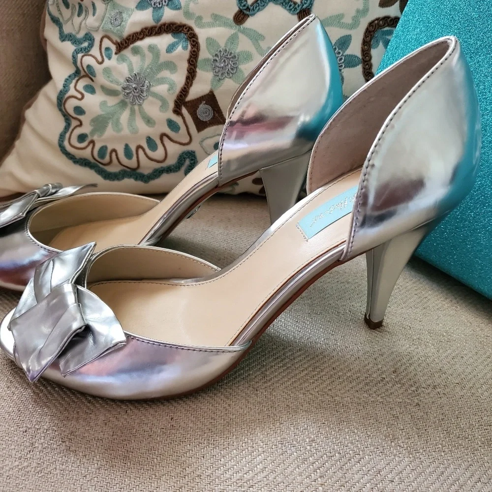 NWT, POLISHED SILVER BETSEY JOHNSON LEATHER SHOES. Size 8.5 approx 3 inch heels