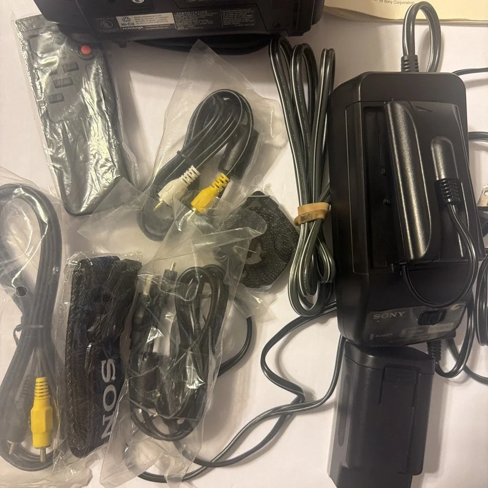 Sony Handycam CCD-TRV118 NTSC Hi-8 Video Camcorder - FOR PARTS OR REPAIR