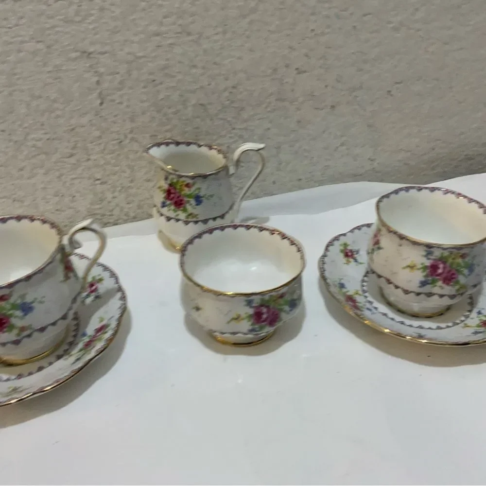 Set 6VINTAGE ROYAL ALBERT FINE BONE CHINA PETIT POINT PATTERN TEA CUP & saucers