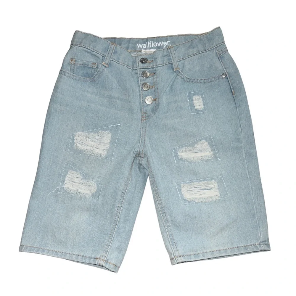 JEAN shorts. Light washed. Distressed. (14). NWOT. Snap closure