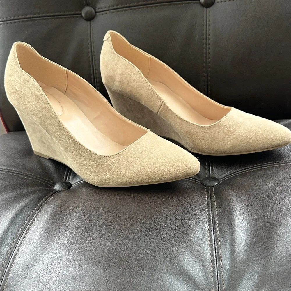 Bandolino Beige Wedge Heels Size 10M Almond Toe Classic Pump