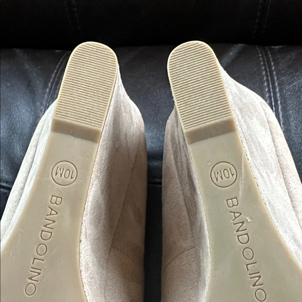 Bandolino Beige Wedge Heels Size 10M Almond Toe Classic Pump