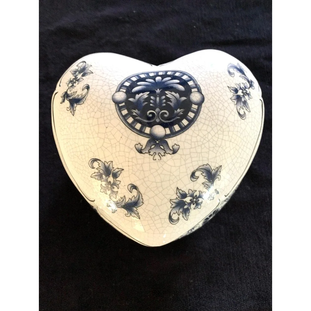 Heart shaped ceramic‎ jewelry box VTG