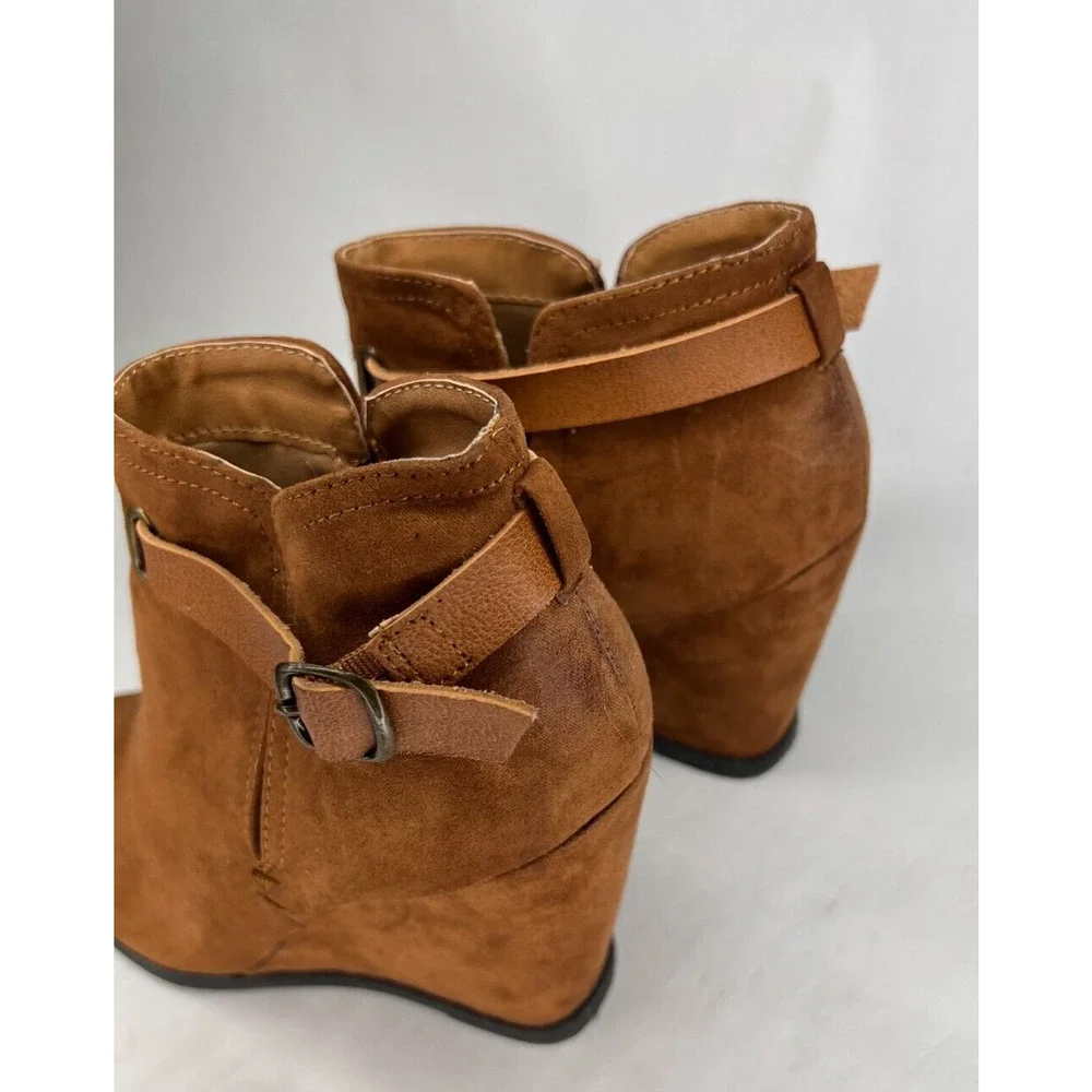 MAURICES CLAIRE Brown Faux Suede Ankle Wedge Booties Buckle Women's Size 7.5