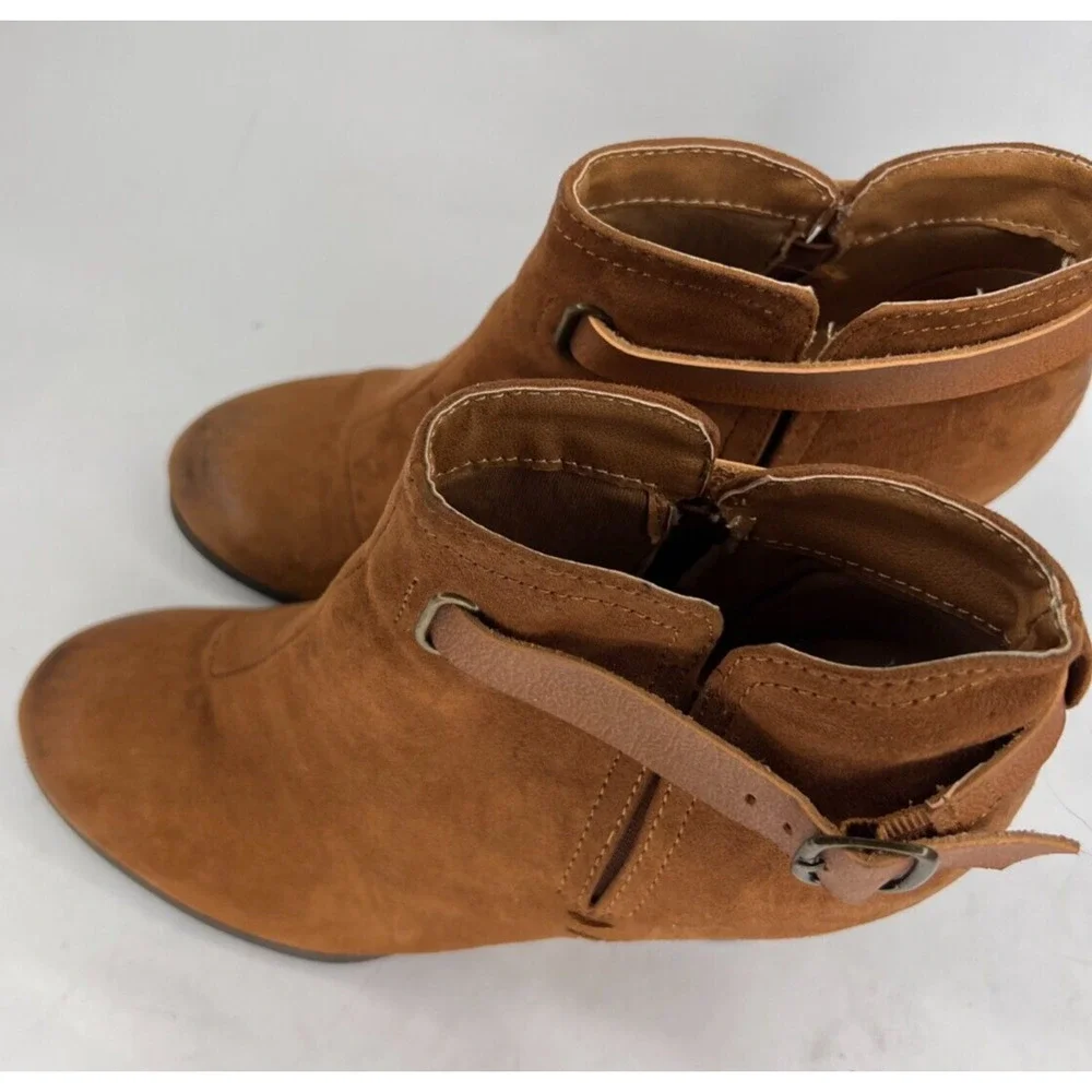 MAURICES CLAIRE Brown Faux Suede Ankle Wedge Booties Buckle Women's Size 7.5