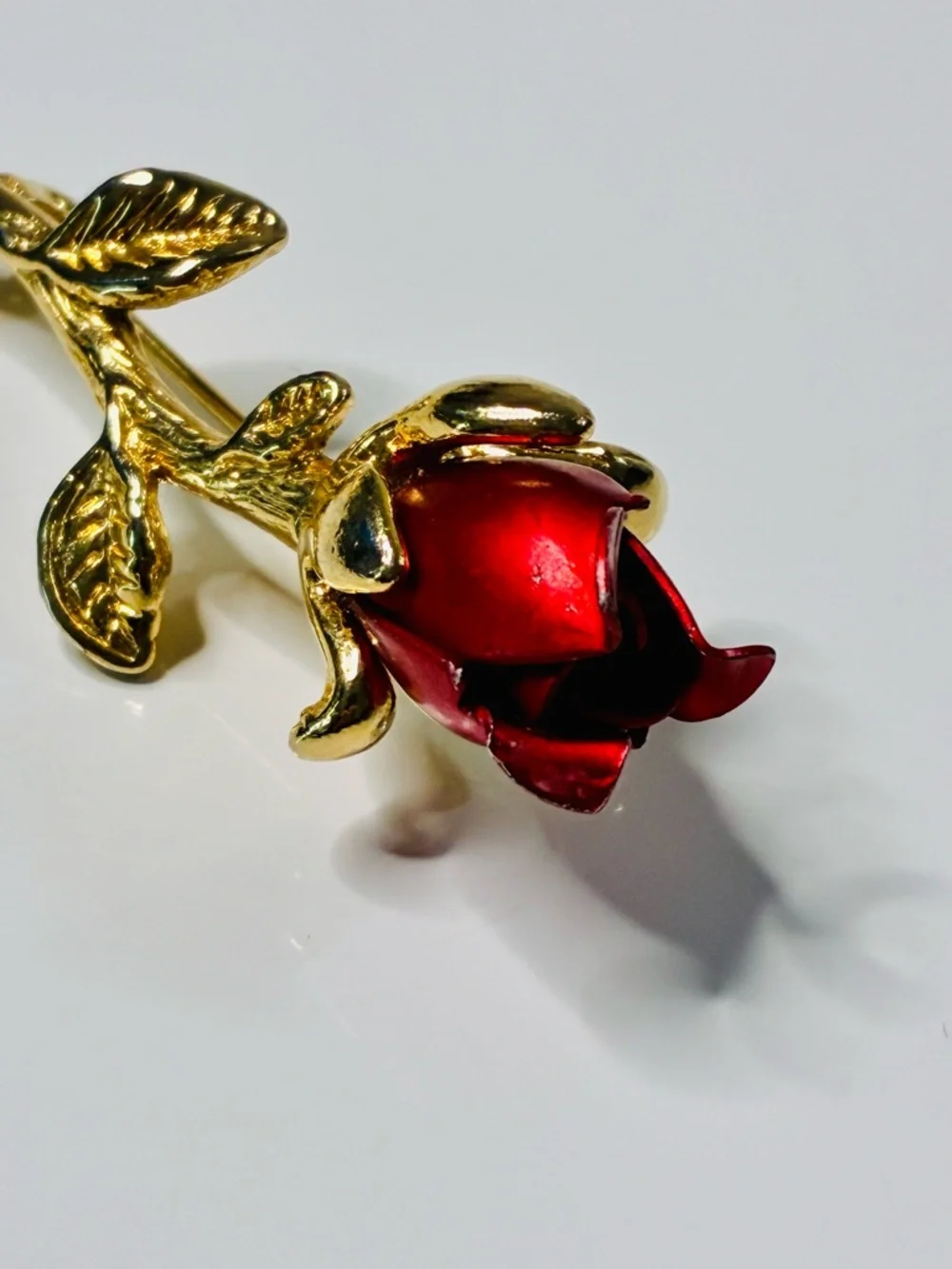 VTG Boutonniere Gold-Tone Red Rose Brooch Easy Everyday Casual Lightweight EUC