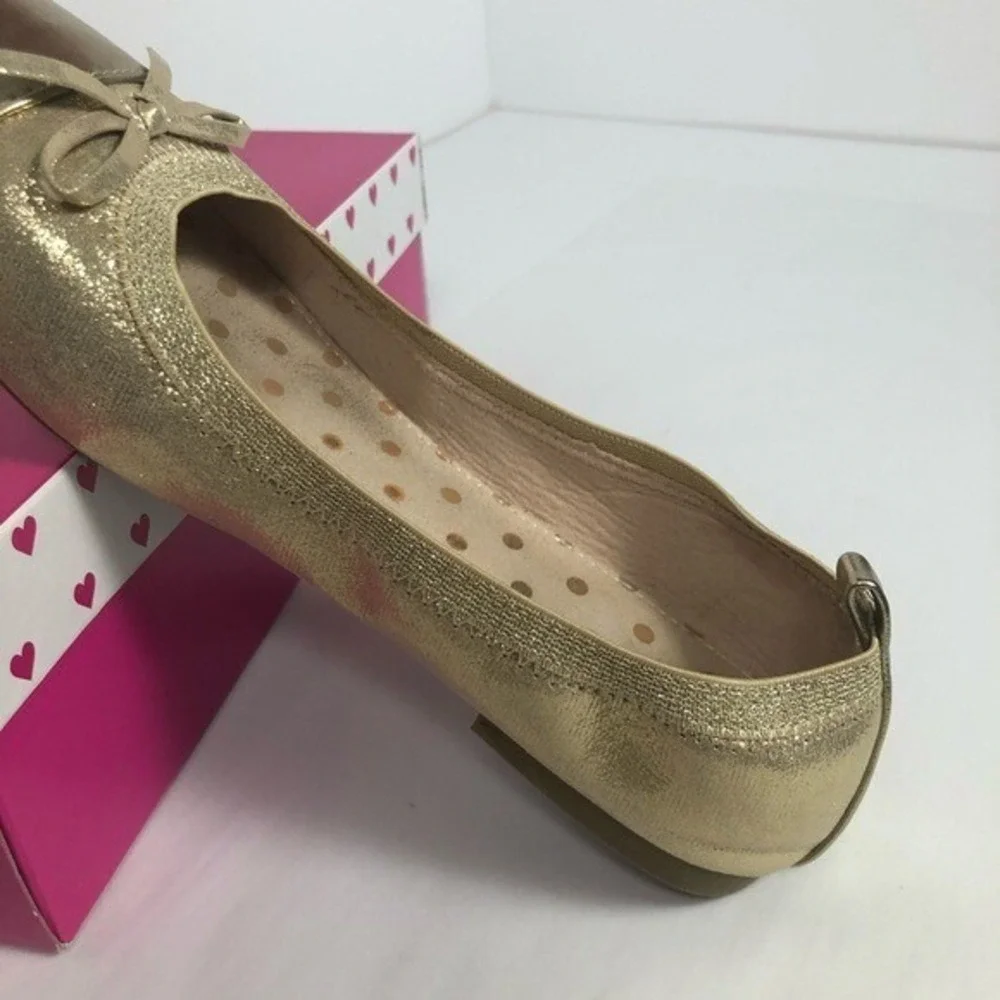 Olive‎ & Edie Taylor Gold Shoes Size 6M