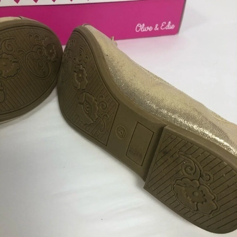 Olive‎ & Edie Taylor Gold Shoes Size 6M