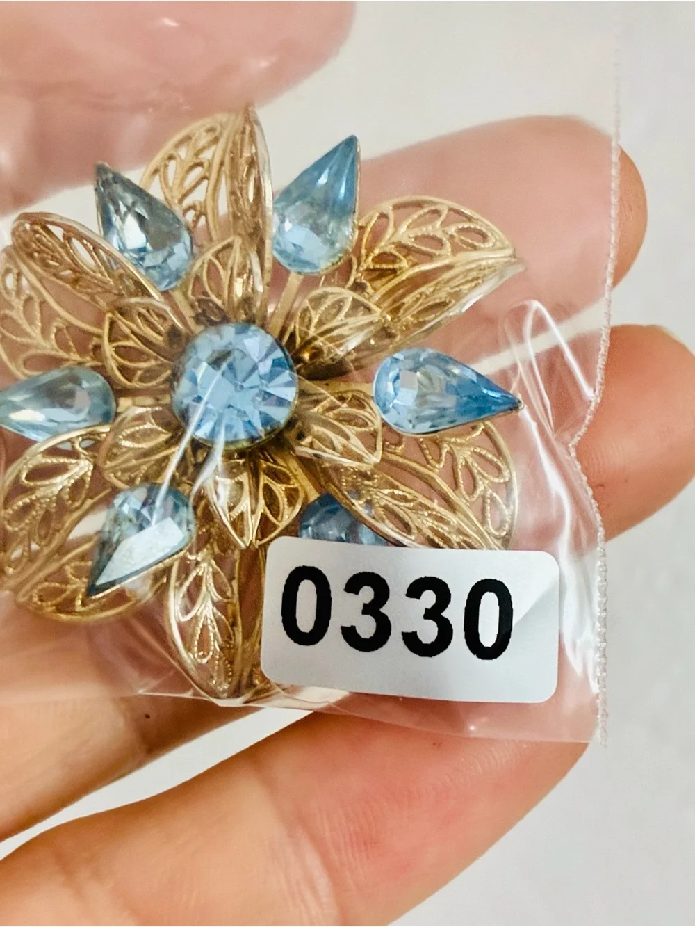 VTG Gold-Tone Brooch with Blue Rhinestones Classic Timeless Elegant EUC
