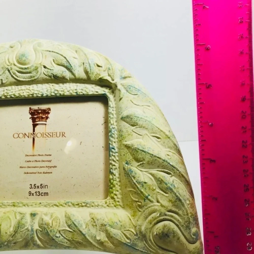 Connoisseur picture frame