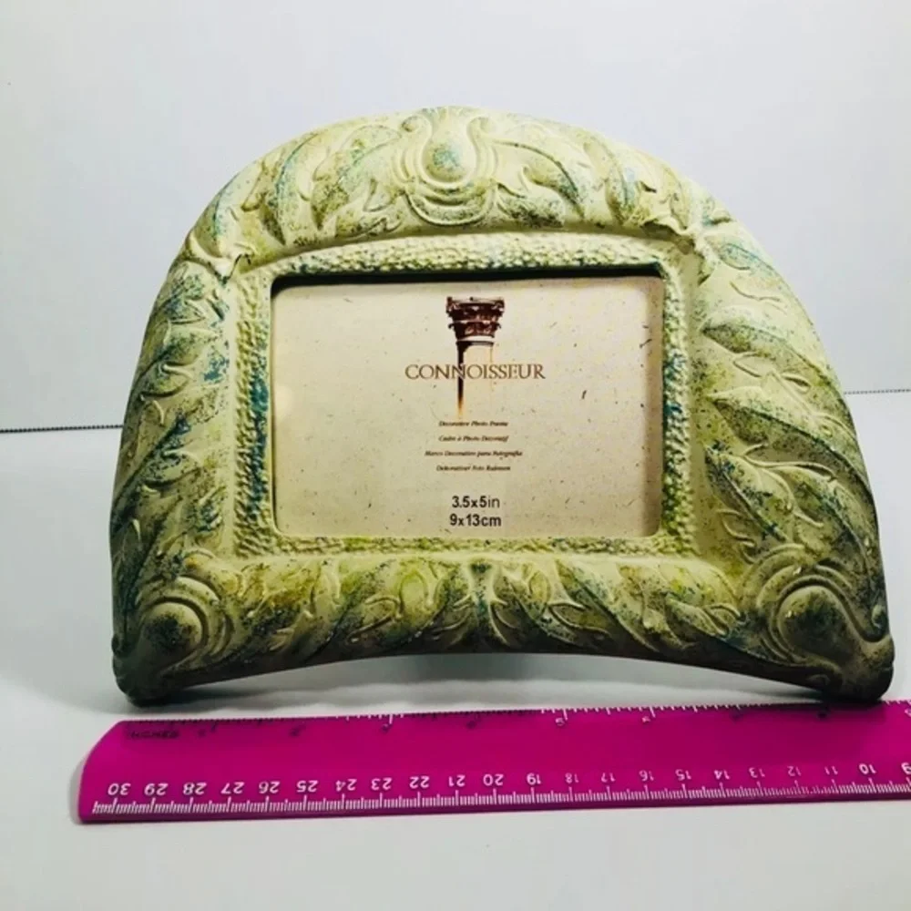 Connoisseur picture frame