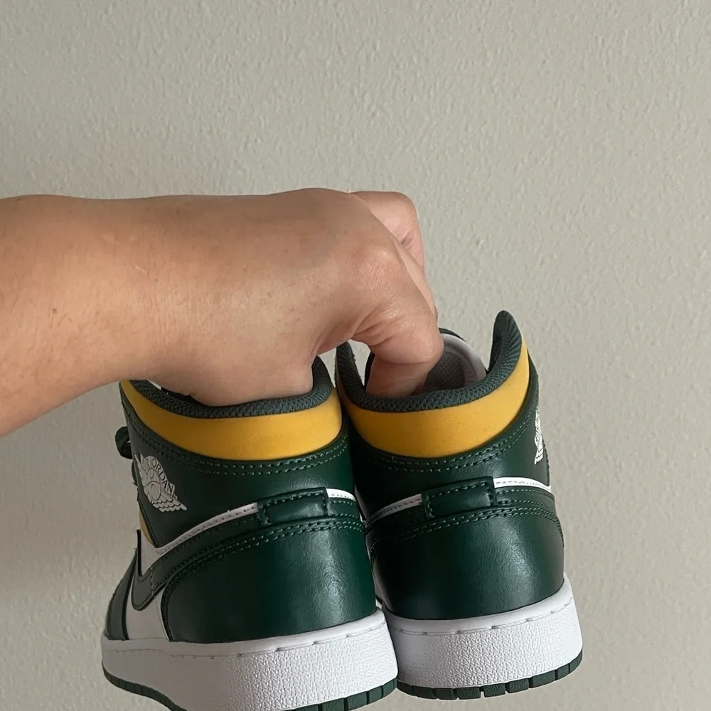 Nike Jordan 1 Mid Sonics Size 4.5 Youth
