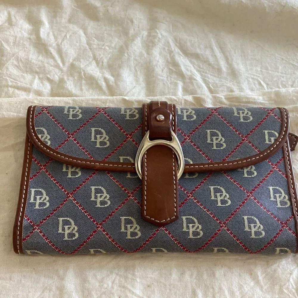 Dooney & Bourke Wallet Vintage leather clasp is silver leather imitation…