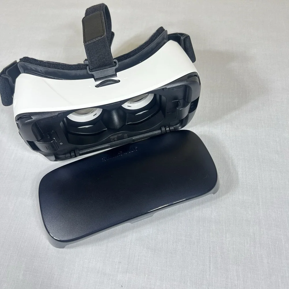 Samsung Gear VR Headset SM-R323 Powered by Oculus Black Clean