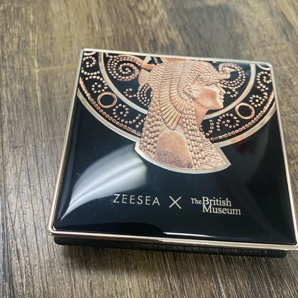 x The British Museum Black and Gold Pressed Powder Full Coverage Even Skin‎ Tone
