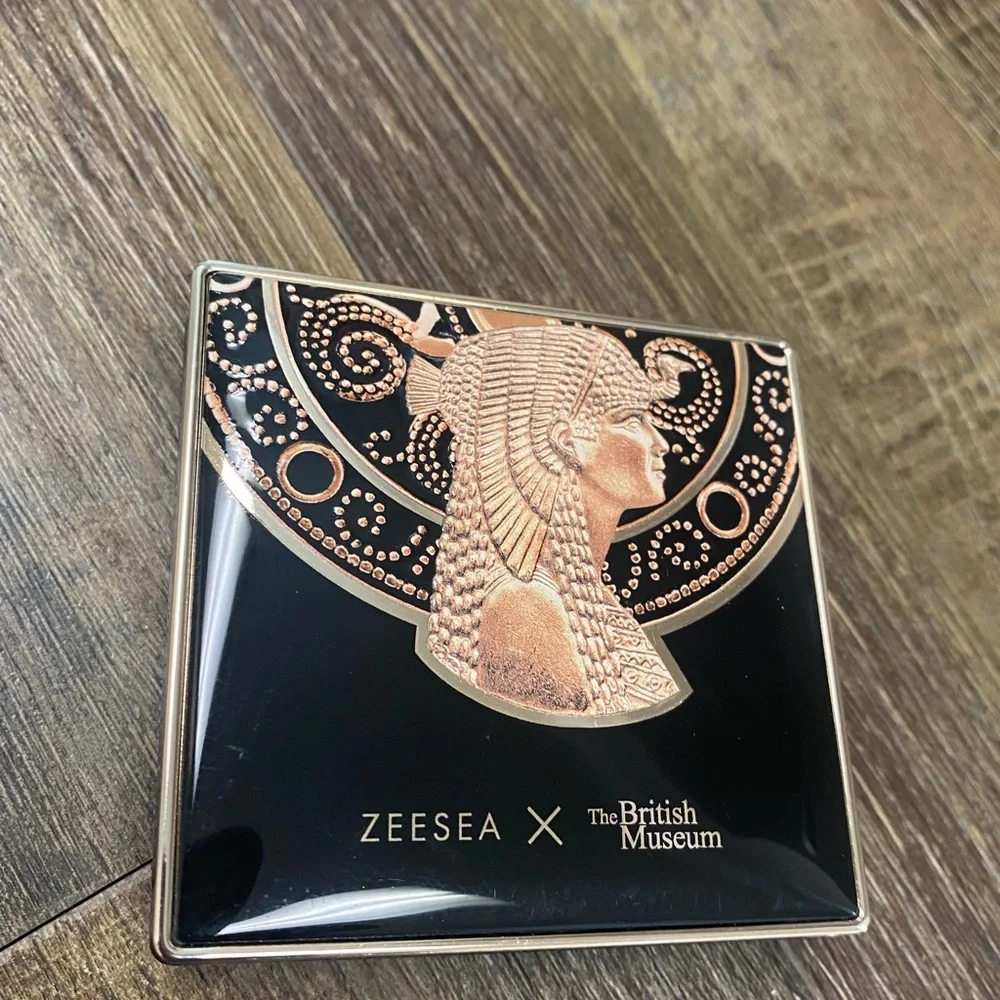 x The British Museum Black and Gold Pressed Powder Full Coverage Even Skin‎ Tone
