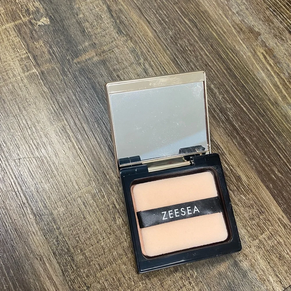 x The British Museum Black and Gold Pressed Powder Full Coverage Even Skin‎ Tone