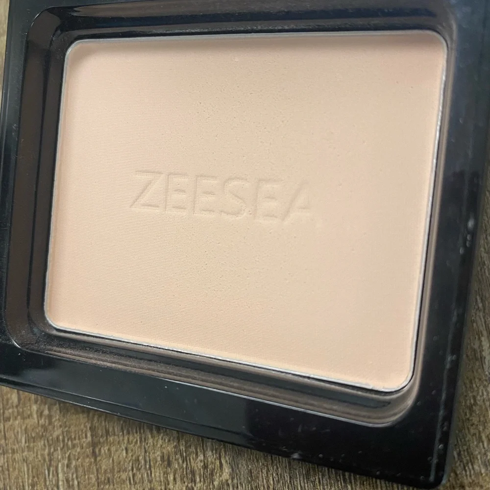 x The British Museum Black and Gold Pressed Powder Full Coverage Even Skin‎ Tone