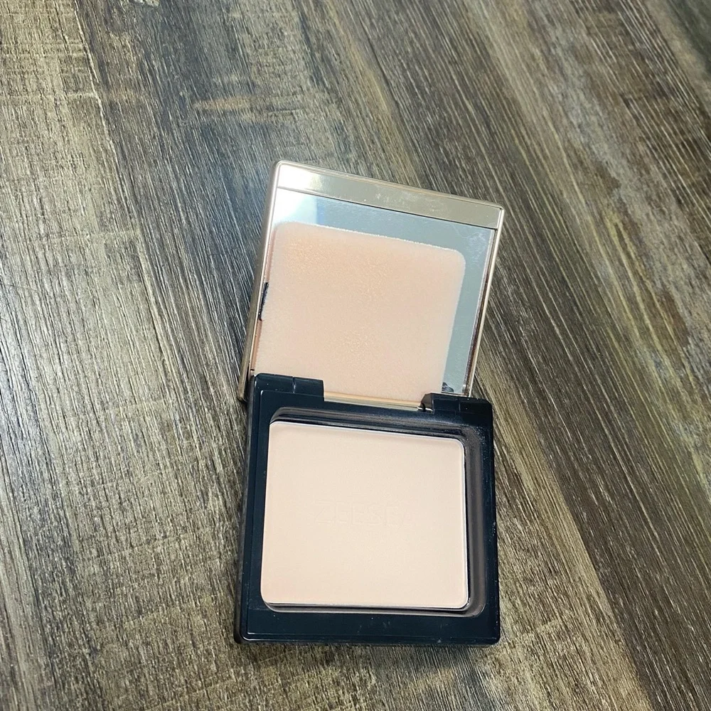 x The British Museum Black and Gold Pressed Powder Full Coverage Even Skin‎ Tone