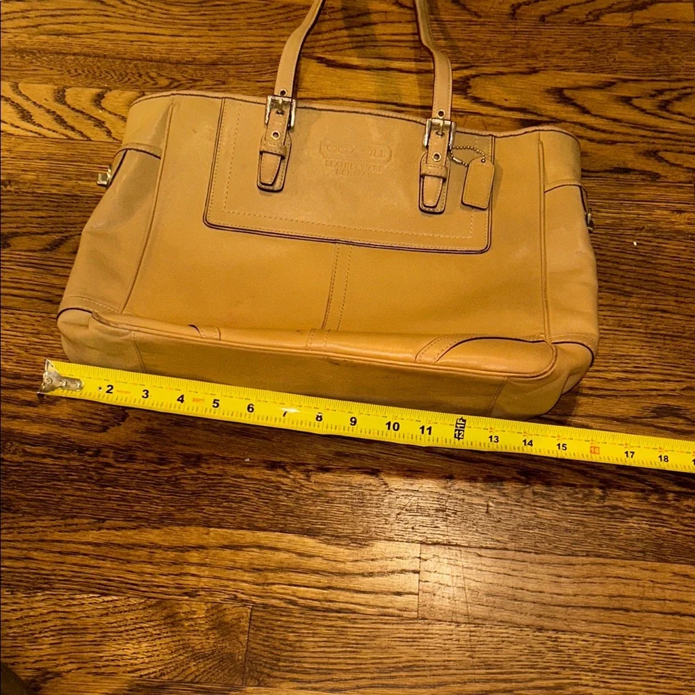 Coach Y2K Light Brown Leather Tote Minimalist Fashion