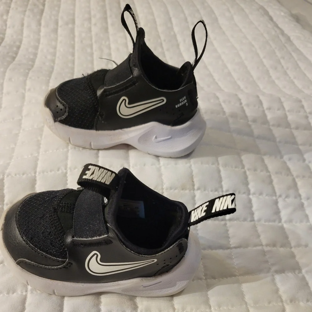 Nike Black Flex Runner 3 Sneakers Baby Size 4C Athletic Sporty Comfort Fan Fun
