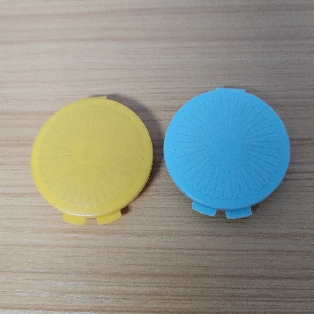 Tupperware round clamshell