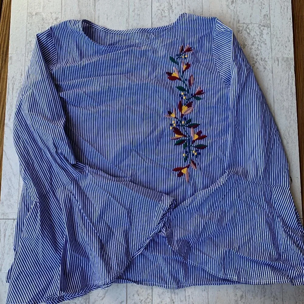 ST. JOHN'S BAY Bell Sleeve Embroidered Top Striped Blue White Floral Flower Boho