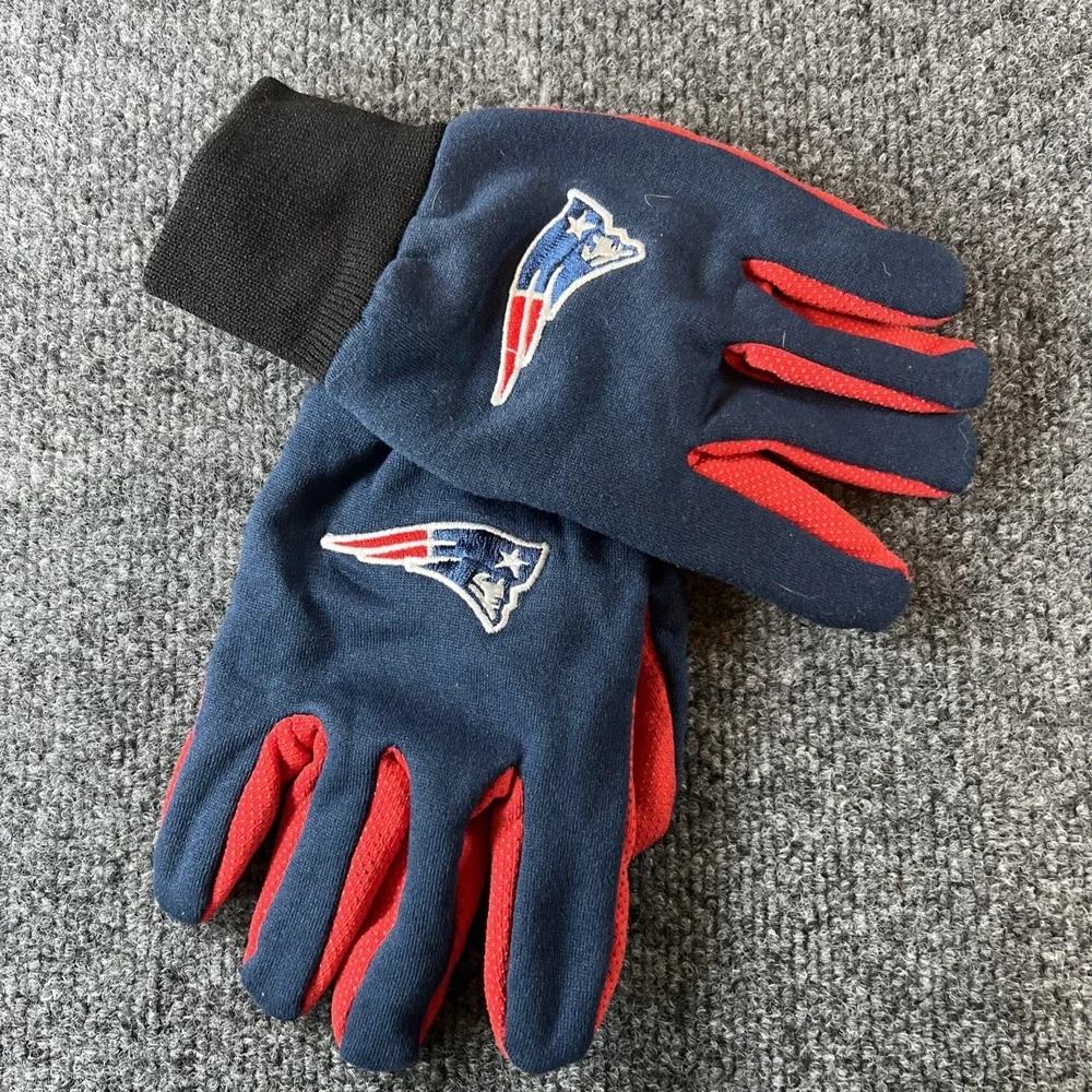 NFL New England Patriots Team Logo Sports Gloves w No-Slip PVC Grip‎