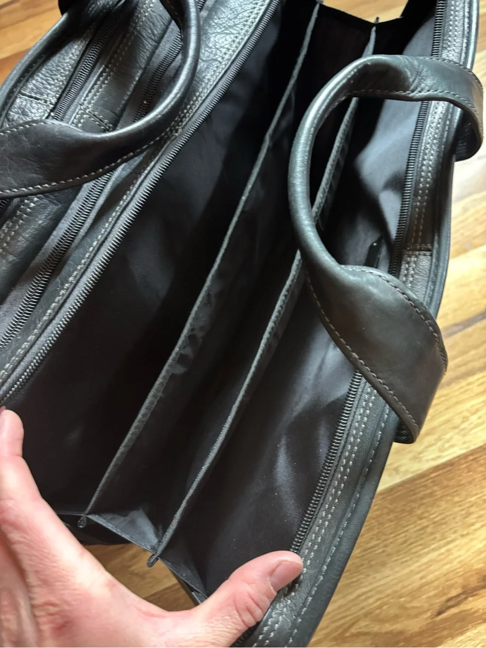 Wilsons Leather spacious black