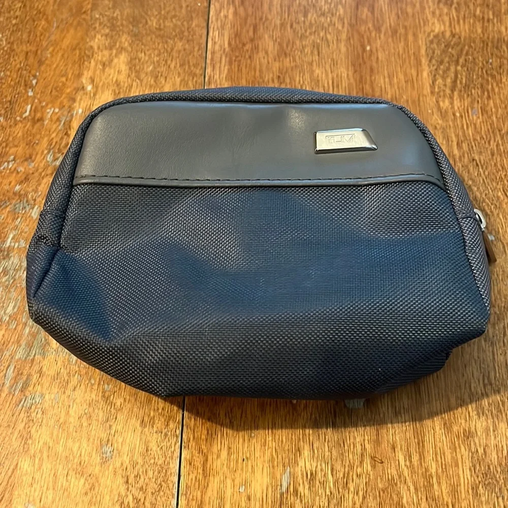 Tumi for Delta zippered bag two tone grey
