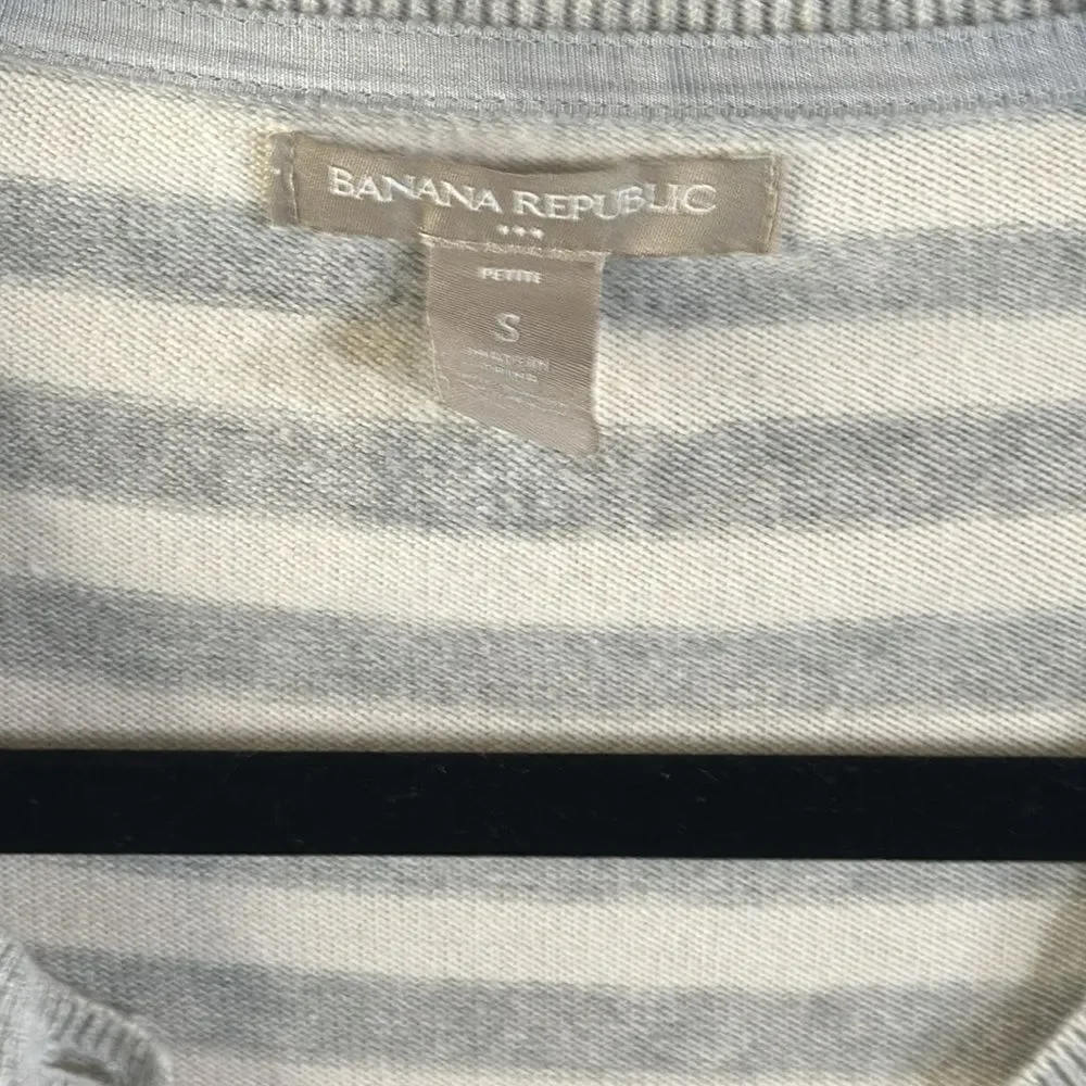 ✨ Banana Republic Gray and White Striped Cardigan Sweater - Size Small