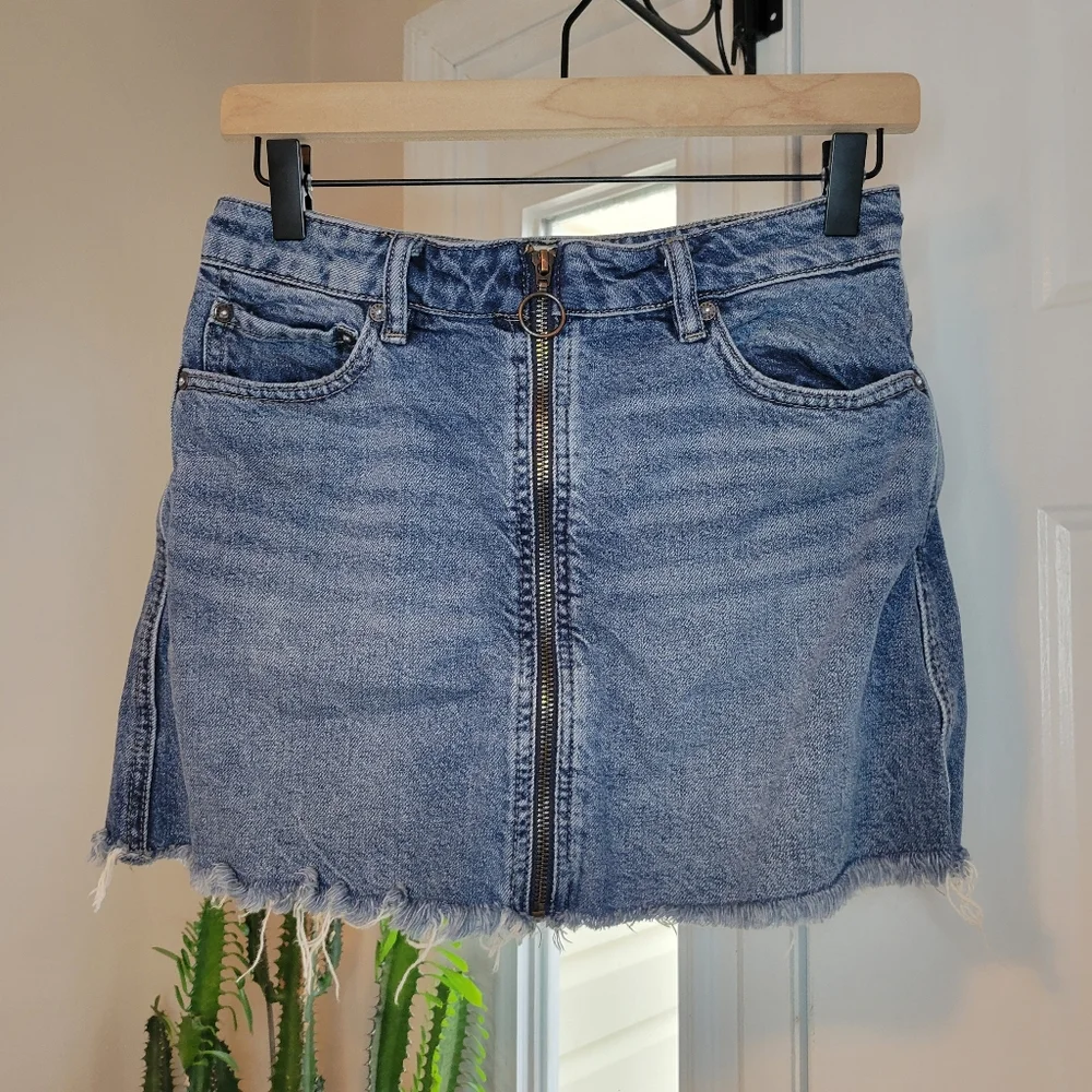 Free People We The Free Zip It Up Mini Denim Jean Skirt, Size 25‎