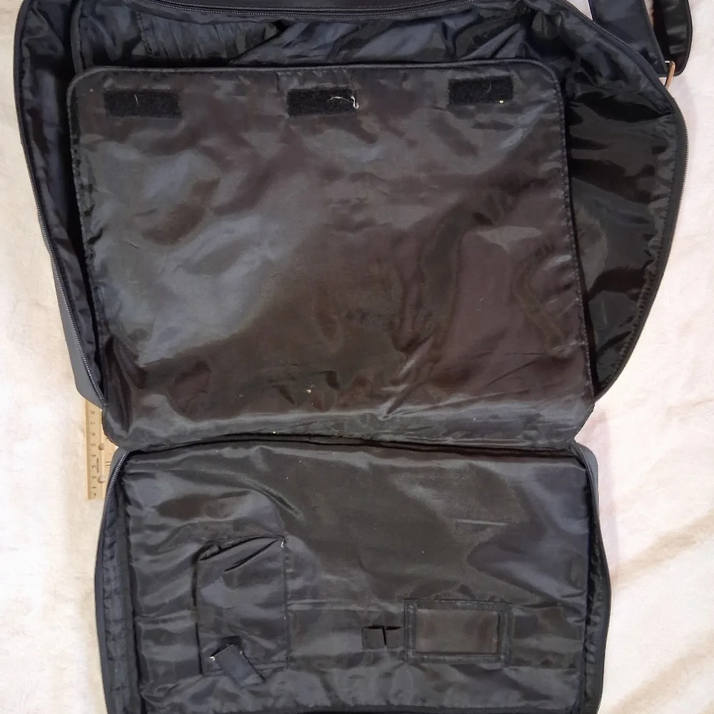 Cerruti 1881 sleek versatile