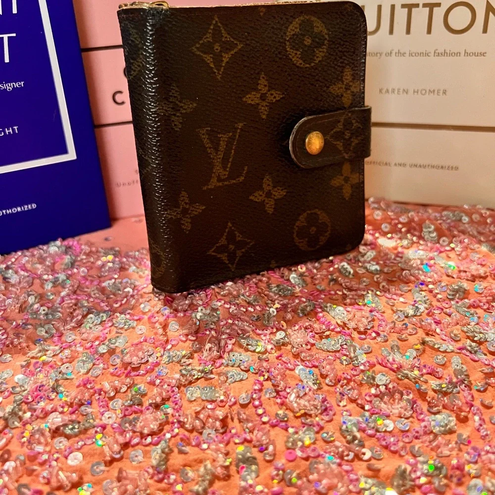 Louis Vuitton COA Compact Zippé wallet in the classic Monogram canvas EUC