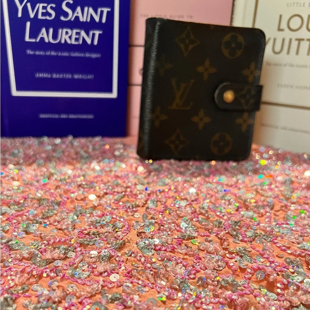 Louis Vuitton COA Compact Zippé wallet in the classic Monogram canvas EUC