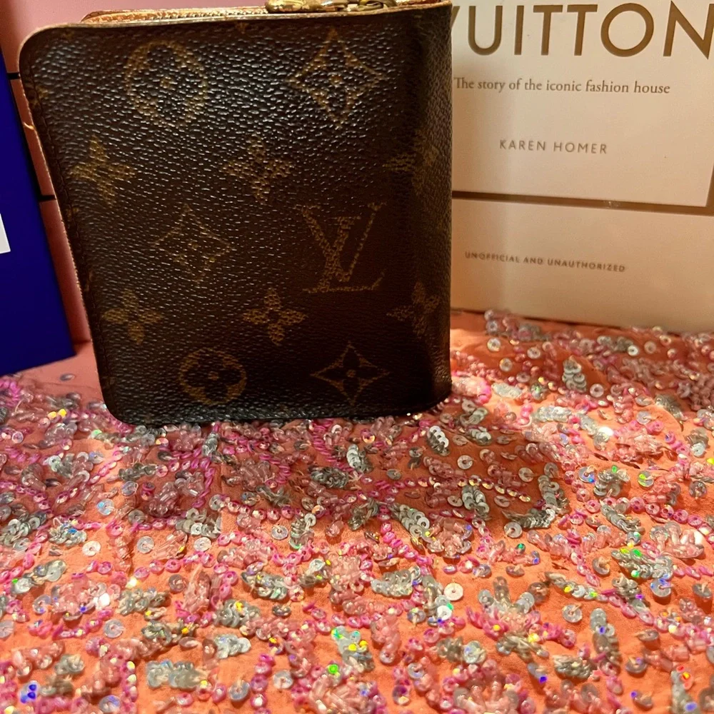 Louis Vuitton COA Compact Zippé wallet in the classic Monogram canvas EUC