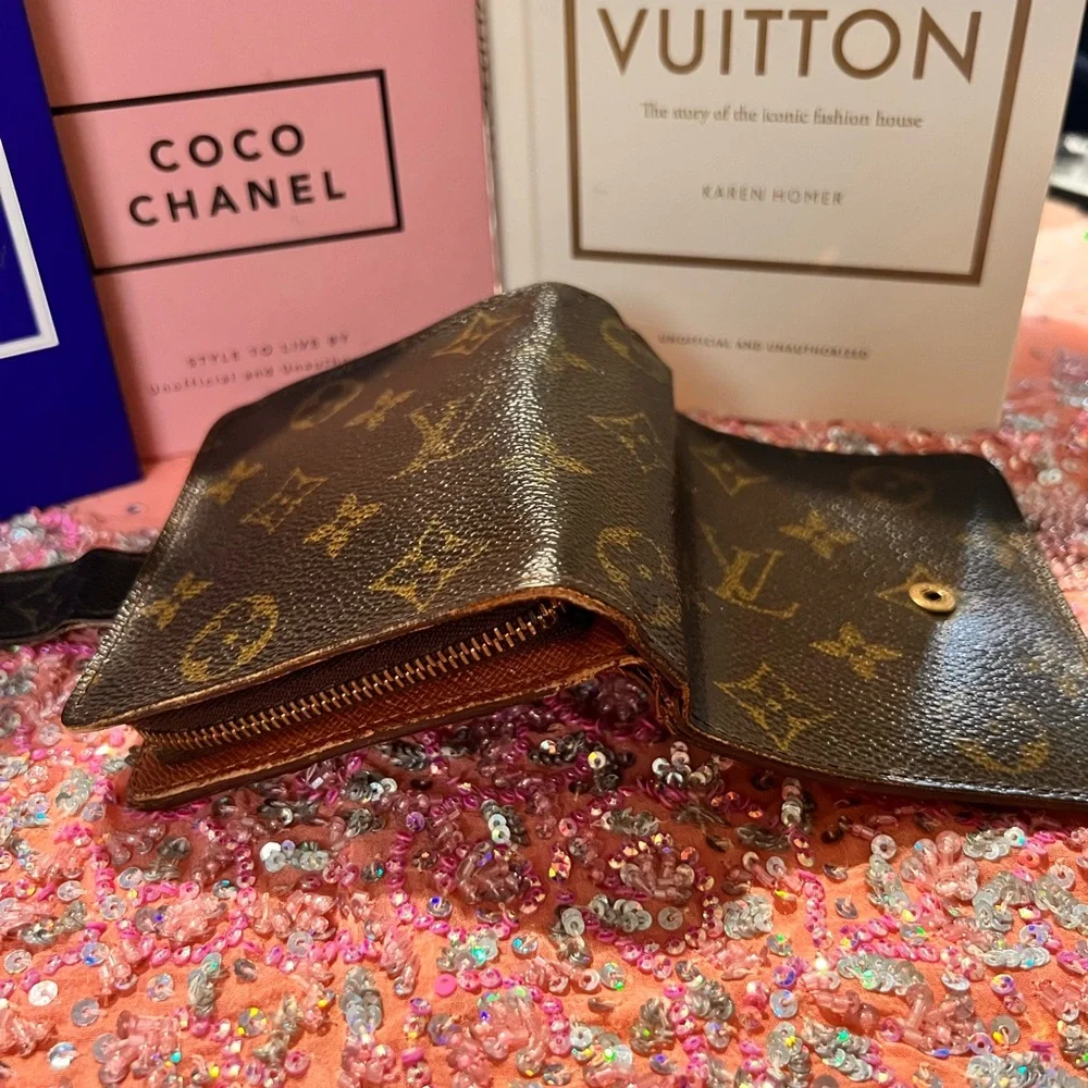 Louis Vuitton COA Compact Zippé wallet in the classic Monogram canvas EUC