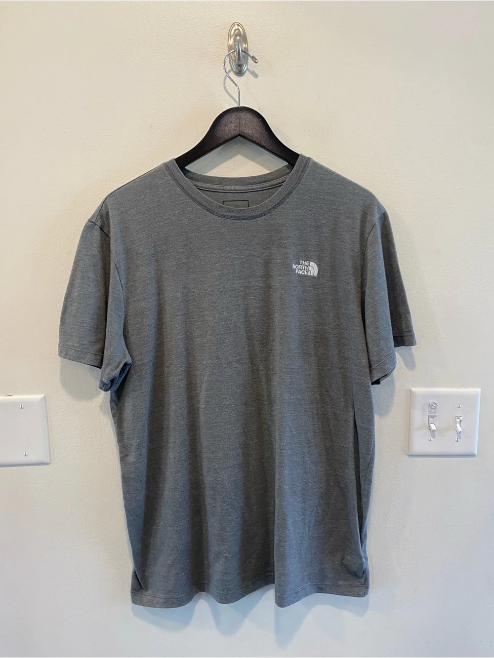 The north face short sleeve logo tee mens sz large gray outdoors active athletic