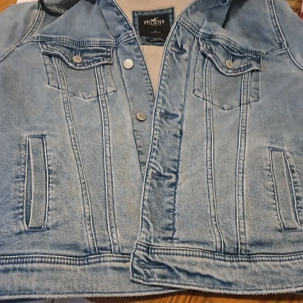 - Hollister Sherpa lined hooded faded denim  jacket unisex size S