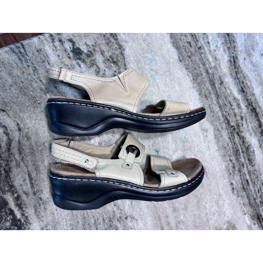 Clarks Sandals Leather Grommet Beige 8M Comfort Boho Casual Summer Slingback