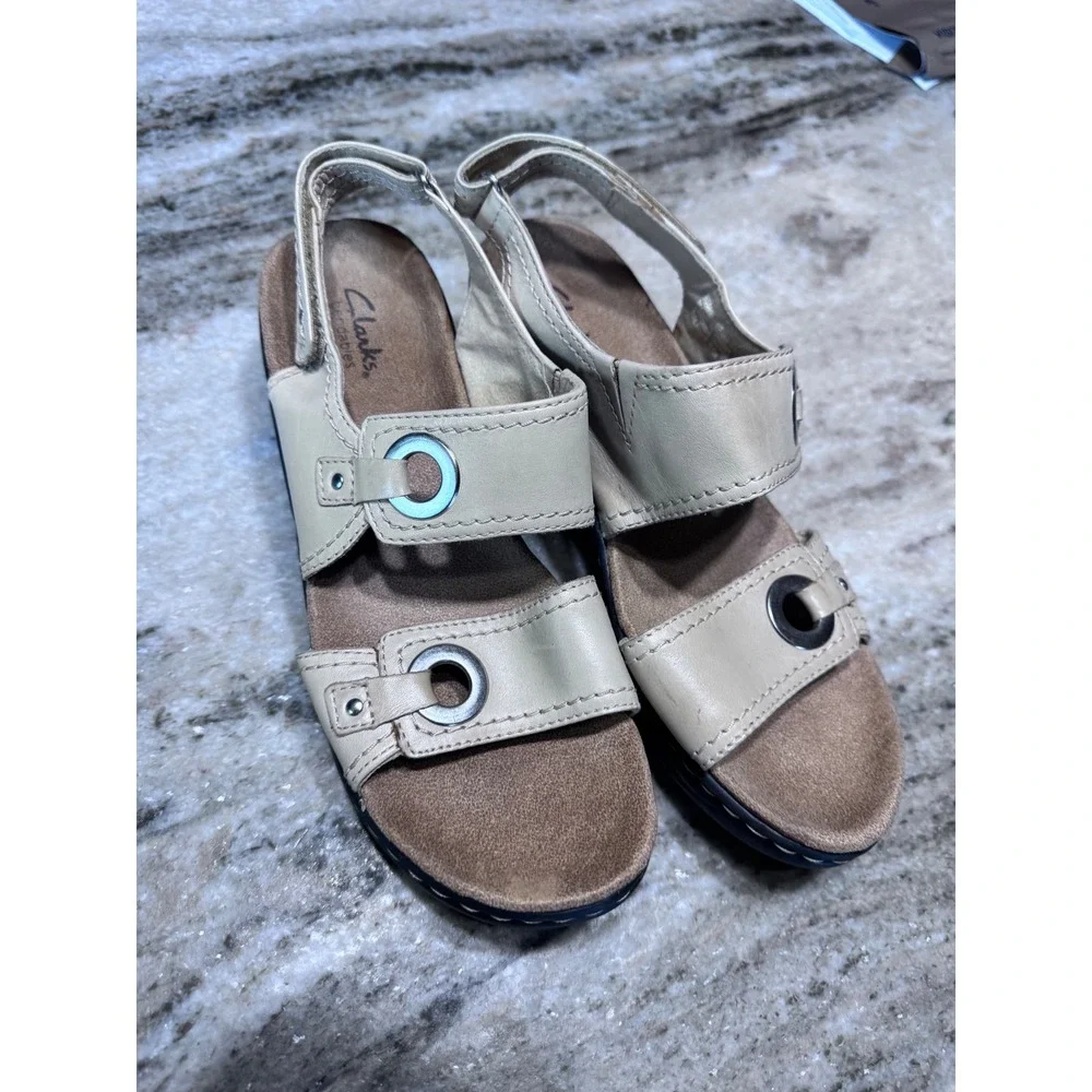 Clarks Sandals Leather Grommet Beige 8M Comfort Boho Casual Summer Slingback