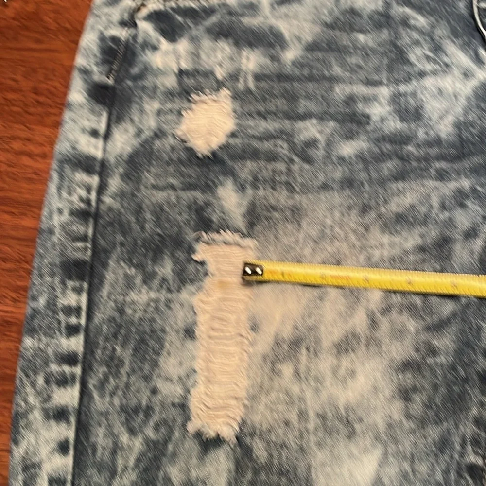 Carbon Relaxed acid washed distressed denim shorts