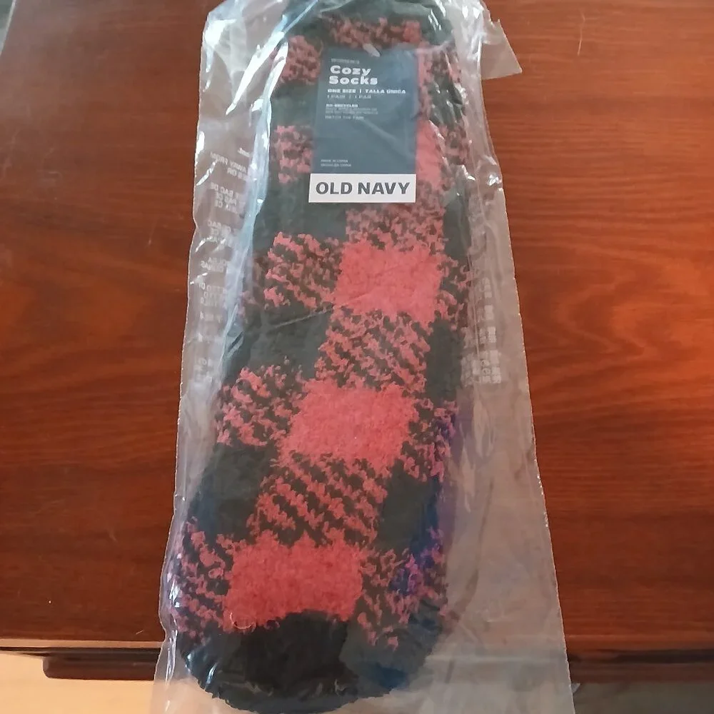 Old Navy Women;s Cozy Socks Red and Black Buffalo Plaid OS NIP
