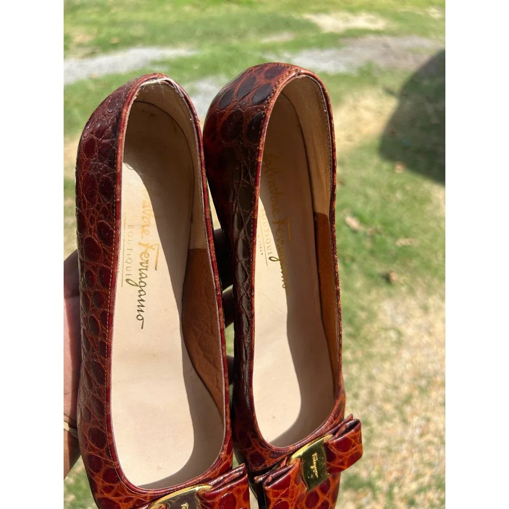Salvatore Ferragamo Vara Pumps Women 9 AA Brown Croc Embossed Leather‎ Italy